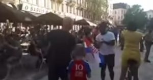Jong ventje loopt in Kroatisch shirt door Brussel. Hoe het publiek reageert is zó gaaf!