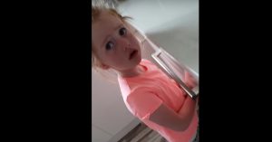 Meisje wil naar de Royal Wedding. Dan krijgt ze van mama te horen dat ze niet is uitgenodigd