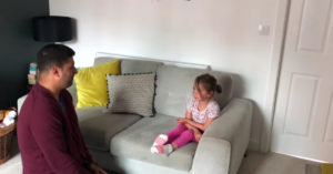 Haar ouders trouwden met elkaar, maar dit 4-jarig meisje voelde alsof er iets miste..