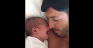 Geniaal: vader krijgt baby stil door één geluid te maken