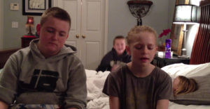 Broer en zus voeren op bloedserieuze wijze een duet uit..