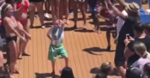 De DJ roept alle dansers op voor een dance battle. Dan meldt een 8-jarig jochie zich!