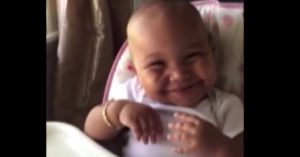 Hilarisch: deze schattige baby lacht als een chipmunk