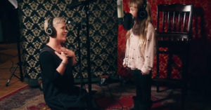 Té gaaf: Pink zingt een geweldig duet met haar 7-jarige dochter!