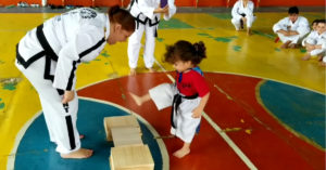 Taekwondo lerares zegt tegen dit kleine meisje dat ze het plankje moet breken..
