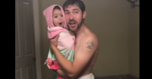 Zo leuk: vader zingt samen met z’n kleine dochtertje ‘Girls Like You’