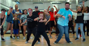 Deze dansschool wil dat de ouders meedansen met de kids. Het resultaat? Ge-wel-dig!