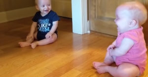 Té schattig: deze tweeling van 11 maandjes steekt elkaar aan met hun gegiechel