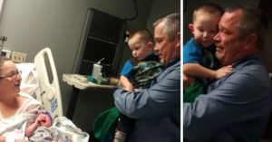 Verrassing voor opa: zij laat een boodschap zien op het t-shirt van haar pasgeboren dochtertje..