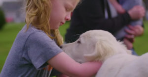 Dit meisje mist haar rechter bovenarm. Maar deze hond houdt onvoorwaardelijk van haar!