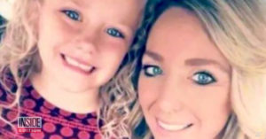 Stewardess lacht 5-jarig meisje uit om haar naam én zet foto van de instapkaart op Facebook