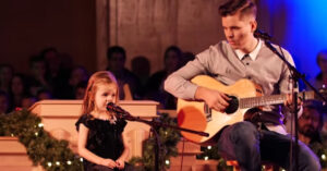 Vader en dochtertje van 4 jaartjes oud doen een schitterend duet!