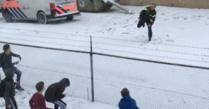 Allerleukste pauze ooit: sneeuwbal gevecht tussen leerlingen en politieagenten