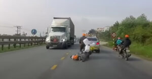 Vietnamese moeder redt op miraculeuze wijze haar zoontje dat van de motor valt..