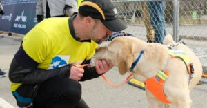 Geweldig: blinde loper rent de halve marathon van New York uit..