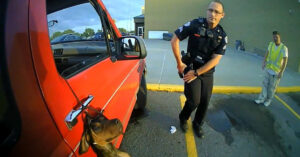 Politie redt een beknelde hond die (letterlijk!) aan een auto hangt..