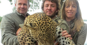 Foto’s van Frans stel dat met jachttrofeeën poseert, lekken uit.. En dat zorgt voor publieke woede!