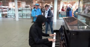 Man speelt rock ‘n roll muziek op een openbare piano. En dat kan dit Duitse stel wel waarderen