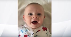 Kleine baby hoort voor de eerste keer haar moeder dankzij een gehoorapparaat..