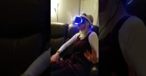 Deze vrouw heeft een Virtual Reality-bril op en denkt dat ze in een achtbaan zit..