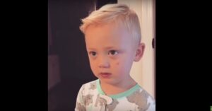 Onbetaalbare reactie van 3-jarig ventje nadat z’n moeder ‘al z’n snoepjes heeft opgegeten’