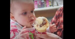 Hilarisch: deze baby eet voor de eerste keer ijs. En haar reactie is super komisch!