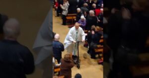 Priester is klaar met z’n dienst en smeert ‘m…