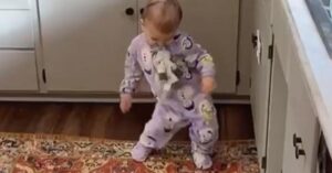Moeder filmt vrolijke baby die elke keer weer begint te dansen als er muziek op wordt gezet!