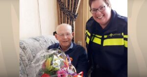 Kees van 80 jaar redt “zonder aarzelen” leven van verdrinkende peuter in Volendam