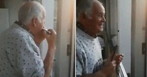 Oude man speelt mondharmonica en denkt dat het applaus op balkons voor hem is…