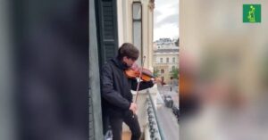 Muziek op de balkons: deze violist trakteert z’n buren op een schitterend liedje!