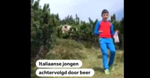 Deze Italiaanse jongen wordt achtervolgd door een enorme beer..