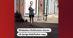 Winkeliers uit Enkhuizen sturen 10-jarige straatmuzikant weg: “Niet gewaardeerd”