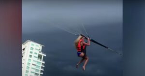 Vrouw overleeft wonder bij wonder parasailing ongeluk nadat de touwen afscheuren…