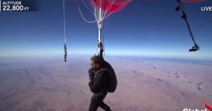 Waaghals zweeft op 9000 meter aan een ballon door de lucht!