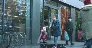 Kerstreclame met 2 broertjes heeft schitterende boodschap aan de maatschappij!