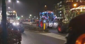 Boeren trekken met verlichte trekkers langs verpleeghuizen voor eenzame ouderen