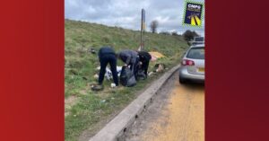 Deze 3 idioten worden betrapt bij het dumpen van afval langs de snelweg…