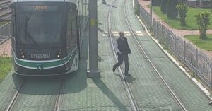 Trambestuurder stopt voertuig om kleine schildpad te redden die op spoor vastzit