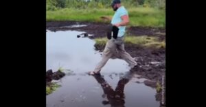 Stoere bink wil naar de overkant, maar schat verkeerd in hoe diep het water is