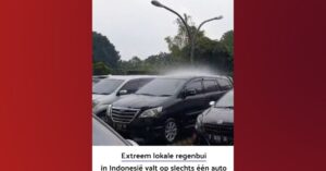 Dit is wel een érg lokale bui: water valt alleen op één auto!