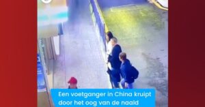 Vrouw loopt over straat en wordt ineens geraakt door een vallend voorwerp