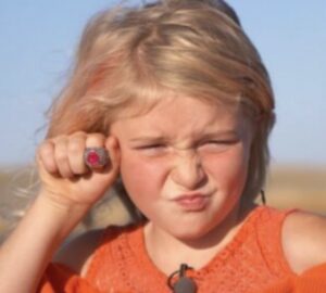 Dit 7-jarig meisje vindt een ring die 39 jaar geleden in een meer werd kwijtgeraakt..
