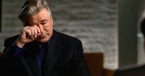 Alec Baldwin breekt tijdens interview over fatale schietpartij van cameravrouw