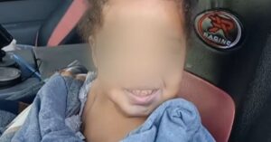 Baby in luier dwaalt in vrieskou buiten en wordt gered door maaltijdbezorger