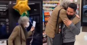84-jarige vrouw wint de loterij en deelt het geld met de kassier die haar het lot had verkocht