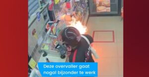 Overvaller probeert op opmerkelijke wijze een caissière af te schrikken in een supermarkt