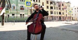 Dappere cellist speelt in straten van gebombardeerd Kharkiv