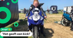 Anouk van 9 jaar rijdt nu al op hoge snelheid motor