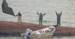 Zij stranden met hun boot in een afgelegen gebied van Alaska.. 